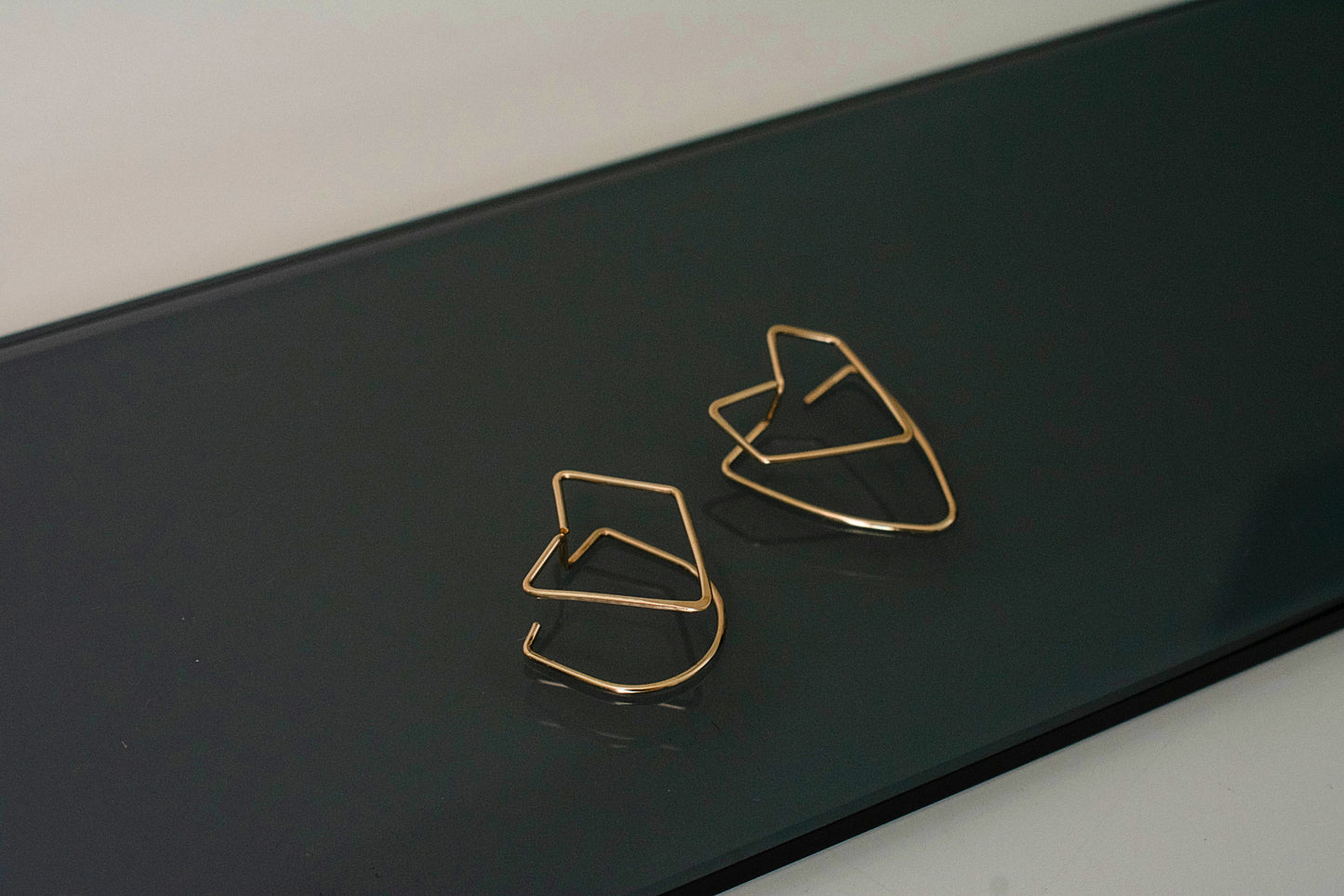 Boucles d'oreilles architecturales asymétriques