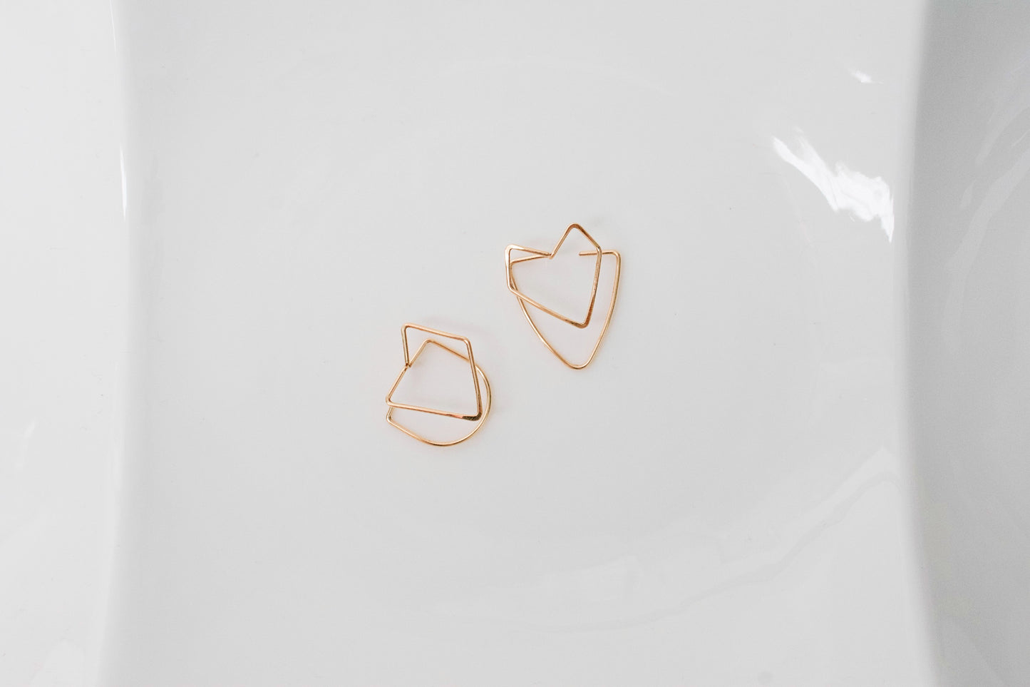 Boucles d'oreilles architecturales asymétriques