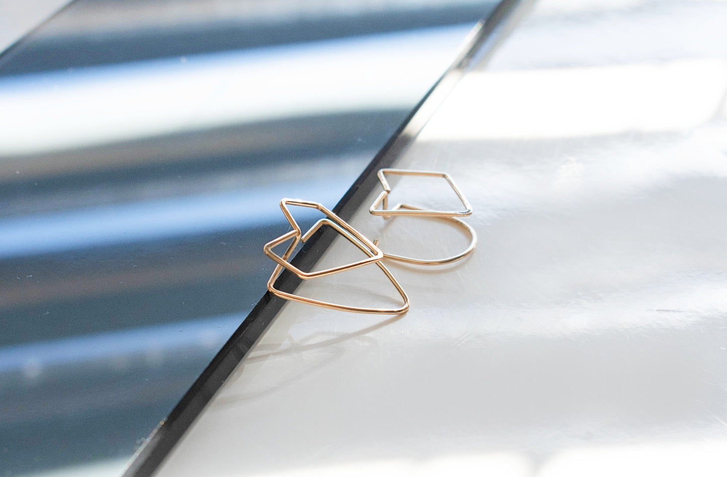 Boucles d'oreilles architecturales asymétriques