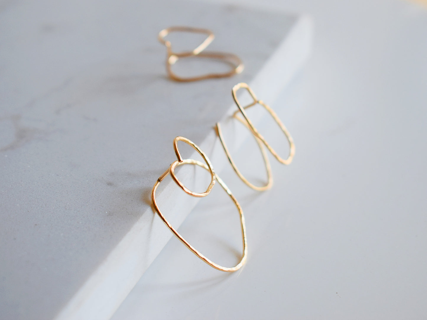 Boucles d'oreilles asymétriques martelées en gold filled 14k à l'unité