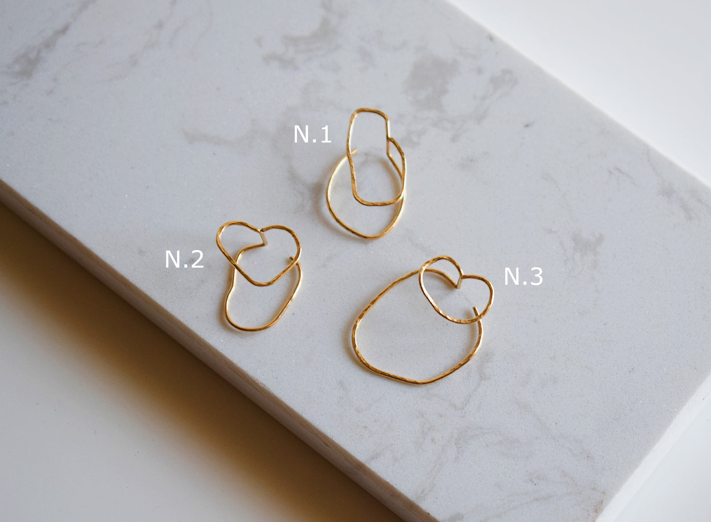 Boucles d'oreilles asymétriques martelées en gold filled 14k à l'unité