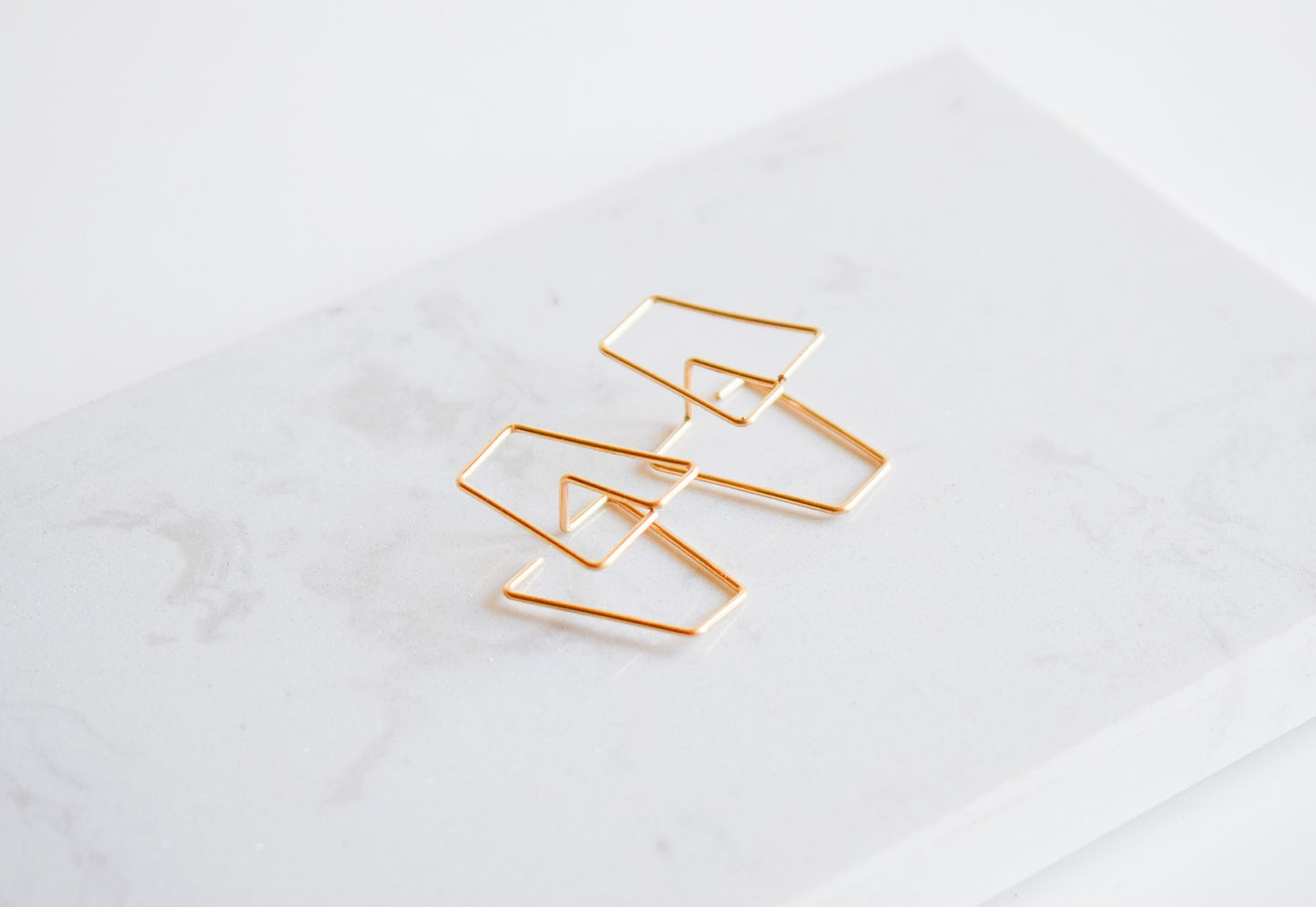 Boucles d'oreilles cubiques géométriques et architecturales en gold filled 14k