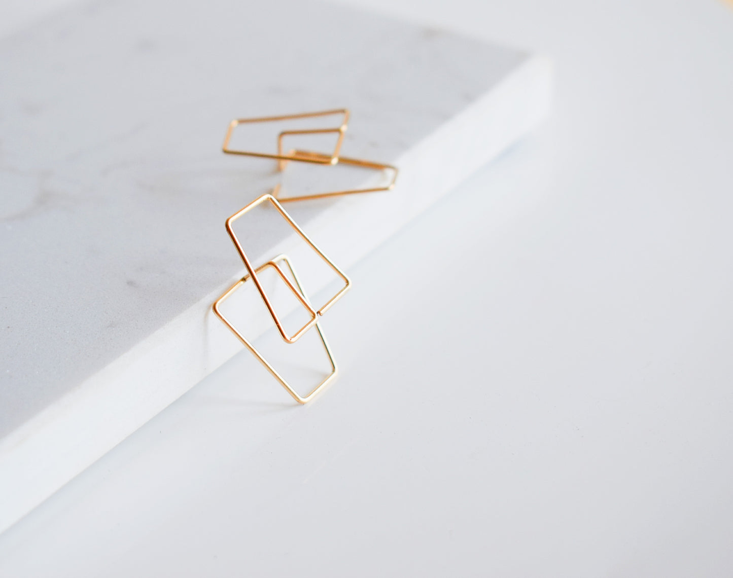 Boucles d'oreilles cubiques géométriques et architecturales en gold filled 14k