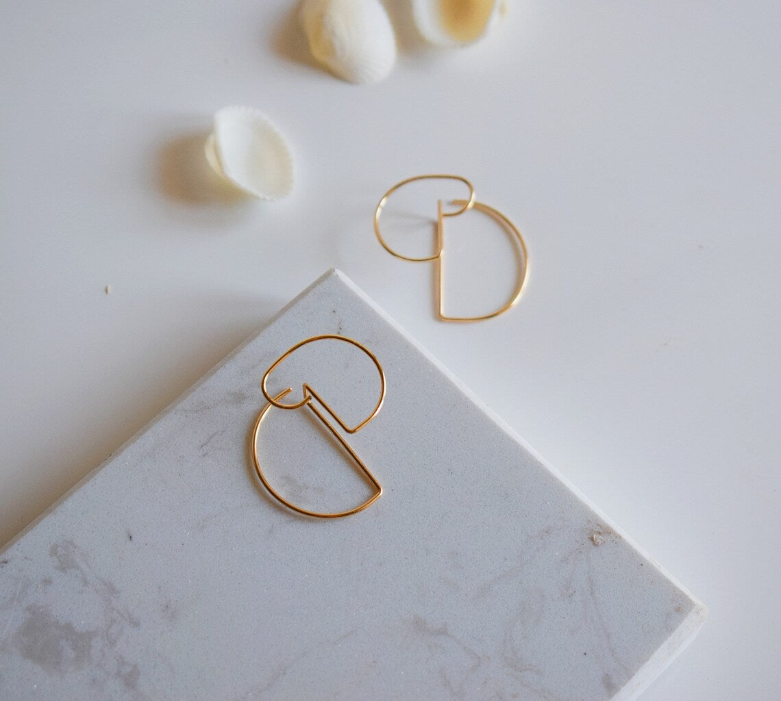 Boucles d'oreilles géométriques architecturales en gold filled 14k modèle DALI