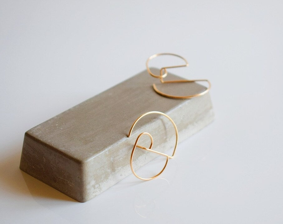 Boucles d'oreilles géométriques architecturales en gold filled 14k modèle DALI