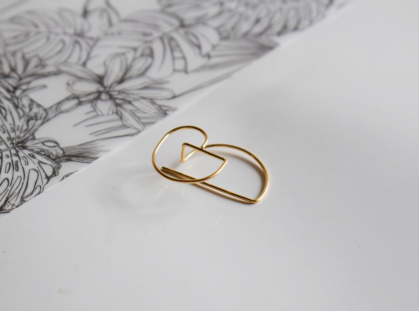 Boucles d'oreilles géométriques architecturales en gold filled 14k modèle DALI