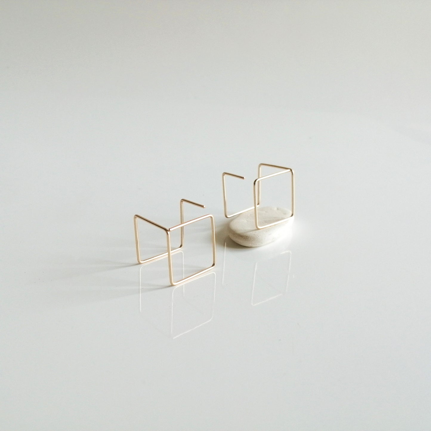 Boucles d'oreilles cubes architecturales Inej