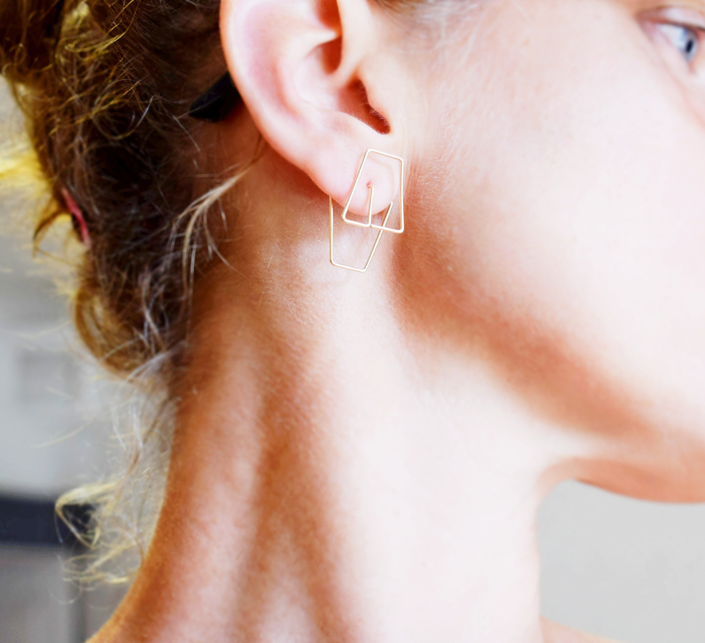 Boucles d'oreilles cubiques géométriques et architecturales en gold filled 14k