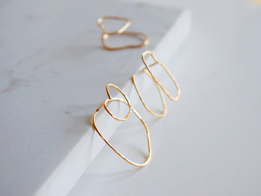 Boucles d'oreilles asymétriques martelées en gold filled 14k à l'unité