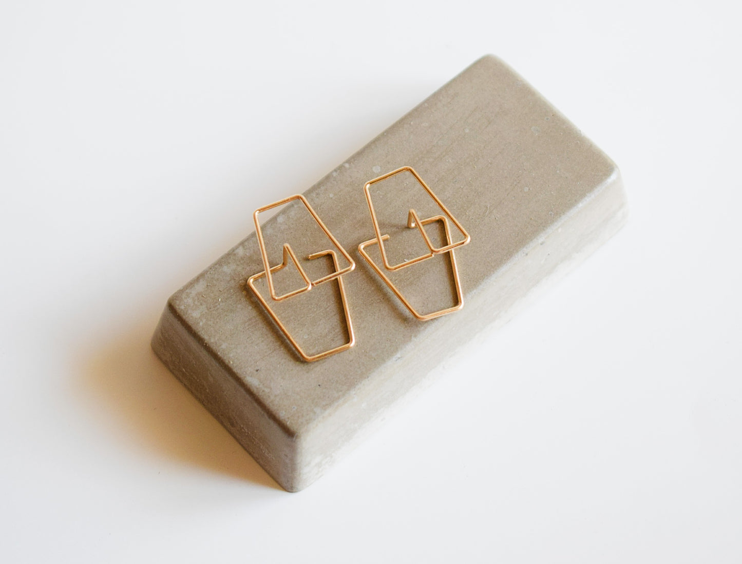 Boucles d'oreilles cubiques géométriques et architecturales en gold filled 14k