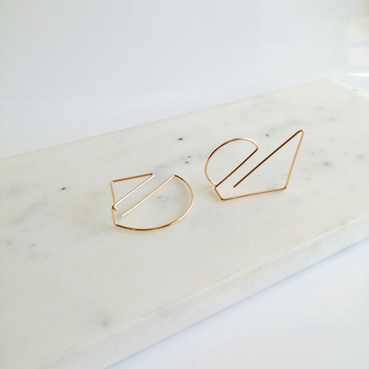 Boucles d'oreilles asymétriques architecturales géométriques Léia