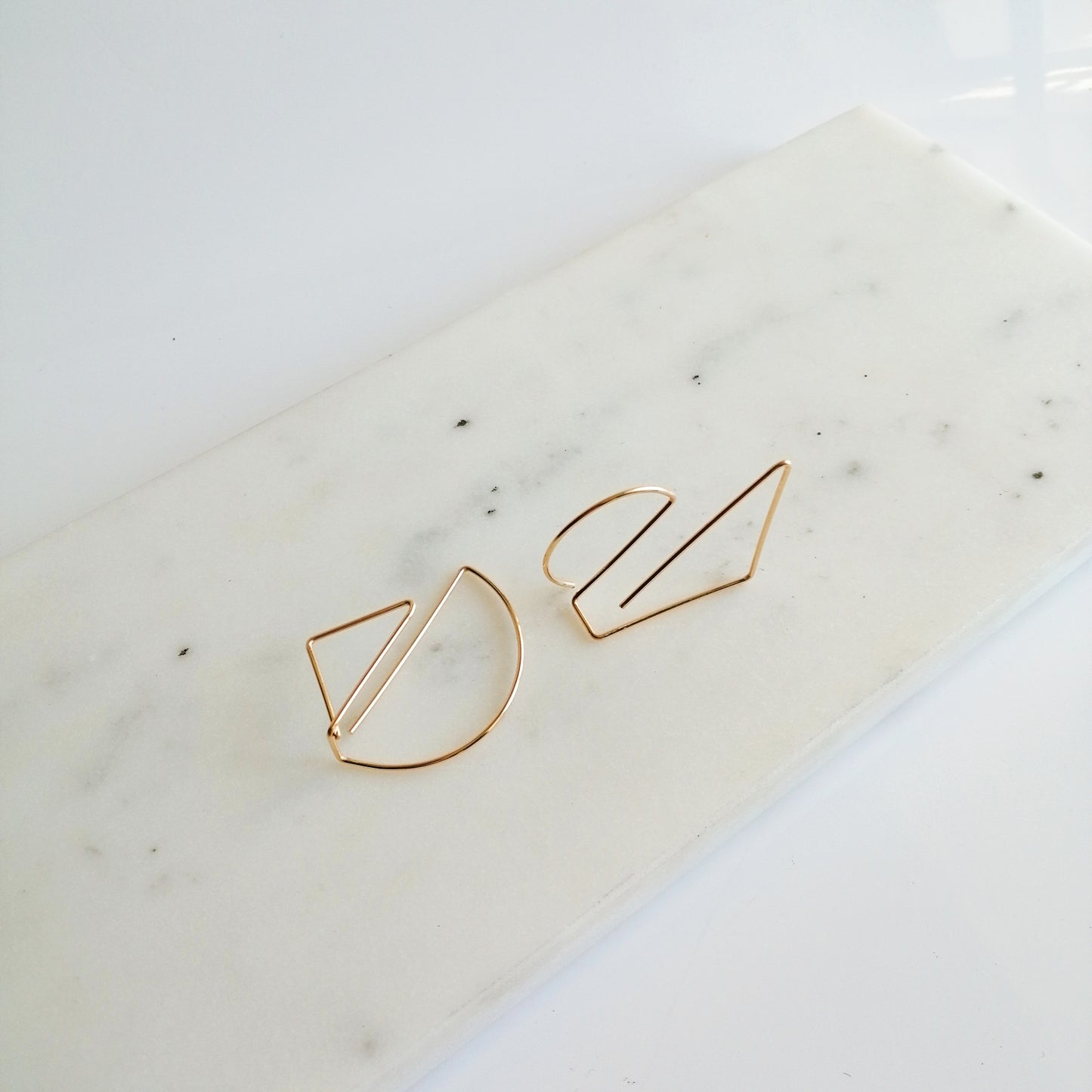 Boucles d'oreilles asymétriques architecturales géométriques Léia